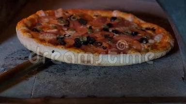 意大利披萨和西红柿是在烤箱里煮的，<strong>餐馆</strong>厨师在<strong>餐馆</strong>的木头烤箱里拿披萨。
